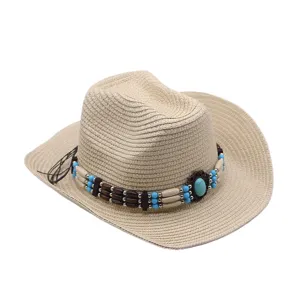 Vue détaillée du chapeau de paille occidental avec bande de perles et turquoise.