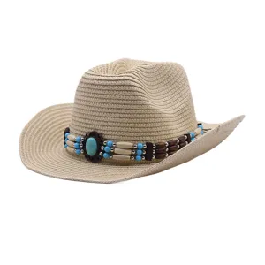 Gros plan détail du chapeau de paille western avec bande de perles turquoise pour l'été.