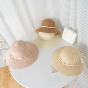 Set cappello di paglia donna elegante tesa larga con perla e nastro per protezione solare spiaggia.
