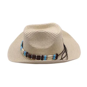 Détail chapeau de cowboy occidental en paille avec perles, chapeau de soleil d'été naturel.