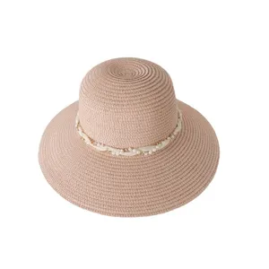 Cappello di paglia da donna a tesa larga, elegante decorazione di perle e nastro per l'estate.