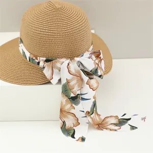 Detalle en primer plano de un sombrero de paja de verano trenzado con elegante cinta floral.