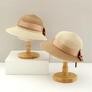 Elegante cappello da sole in paglia con fiocco in nastro, ideale per la spiaggia.