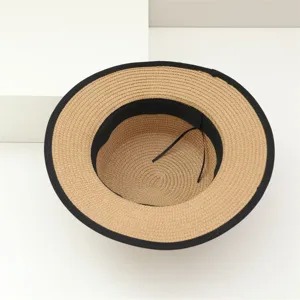 Détail chapeau de paille femme été plat protection solaire plage vacances accessoire élégant