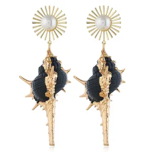 Vergoldete Sonnenblumen Perle und schwarze Muschel Ohrringe Detail, Ozean Stil Modeschmuck.
