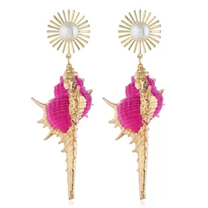 Detailansicht von goldenen Sonnenperlen und pinken Muschel-Hängeohrringen für Damen.