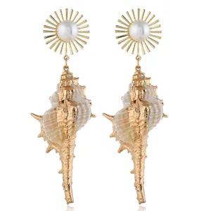 Vergoldete Naturmuschel Ohrringe mit Perle Sonnen Design, schicker Ozean Strand Schmuck.
