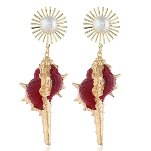 Elegante vergoldete Sonnenstrahlen Perle und rote Muschel Ohrringe, schicker Ozean Modeschmuck.