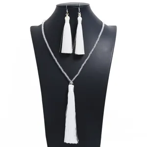 Detailansicht der weißen Perlen Quaste Halskette und Ohrringe, eleganter langer Fransen Schmuck.