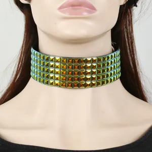 Nahaufnahme Detail des breiten mehrreihigen Pyramiden Nieten schillernden Choker Halsbands.