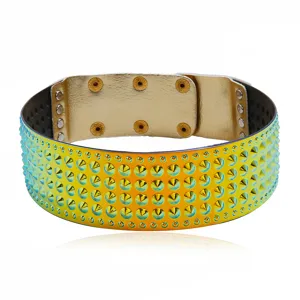 Punk Stil holografischer Nieten Choker Halskette, bunte metallische Nietenhalsband Schmuck.