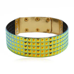 Nahaufnahme der holografischen metallischen pyramidenbesetzten Choker Halskette Details.