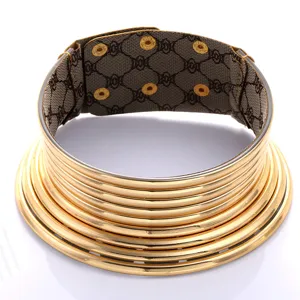 Afrikanischer mehrschichtiger goldener Choker Statement-Halsreif mit Stofffutter und Druckknopf.