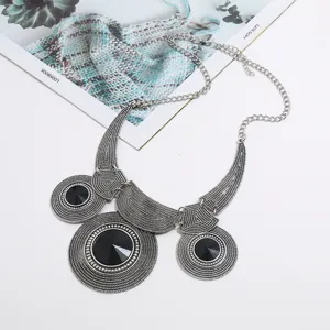 Vintage Statement Latz Halskette mit schwarzen Steinen und silbernem Finish Damen Mode.
