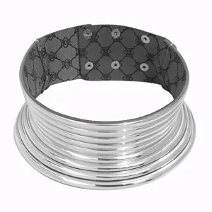 Detailansicht des ethnischen mehrschichtigen Metall-Halsrings mit Stoff-Innenband.