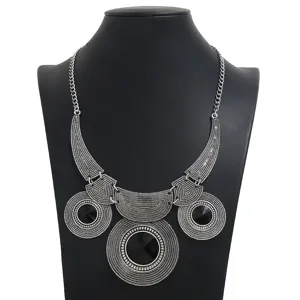Vintage Statement Halskette mit schwarzen Edelsteinen, retro silberner chunky Kragenschmuck.