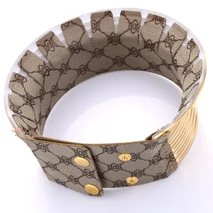 Afrikanischer breiter Halskragen Choker mit Vintage Monogramm Muster und goldenen Ringen.