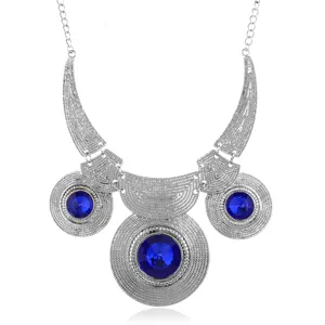 Detailaufnahme einer opulenten Statement-Halskette mit blauen Steinen und Silbergliedern.