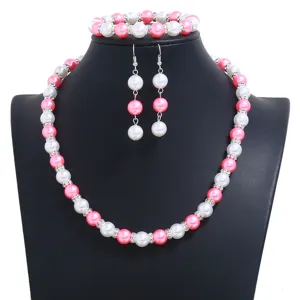 Detailaufnahme des eleganten Kunstperlen Schmucksets in Rosa und Weiss mit funkelnden Strass.