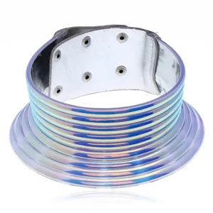 Holografischer mehrschichtiger Festival Halskragen Choker Detailansicht mit glänzender Metalloptik.