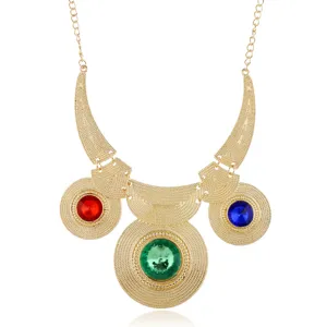 Klobige goldfarbene Statement-Halskette mit roten, blauen und grünen Edelsteinen im Vintage-Stil.
