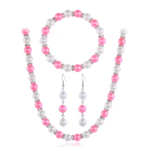 Kunstperlen Schmuckset dreiteilig mit rosa und weißen Perlen sowie funkelnden Strasssteinen.