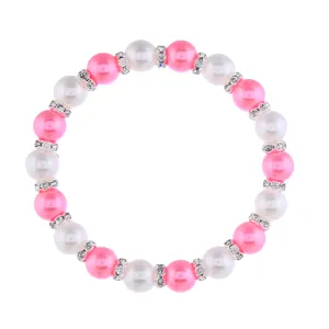 Rosa und weiße Perlenarmband Detail mit glitzernden Strass-Abstandshaltern für den Alltag.