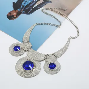 Europäische Vintage Statement Halskette mit Blauen Edelsteinen für Damen Party Look