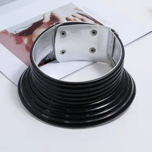 Afrikanischer mehrschichtiger schwarzer Choker, einzigartiger ethnischer Halsring Schmuck.
