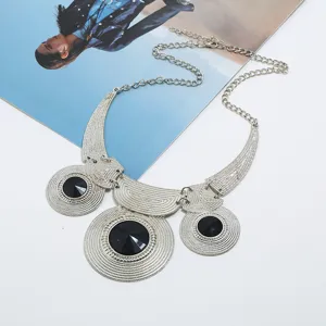 Veraltete silberne Statement Halskette mit grossen schwarzen Steinen fuer Damen Modeschmuck.
