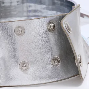 Detailansicht eines breiten silbernen Choker Halsbands, Metall Druckknöpfe, cooler Punk Stil.