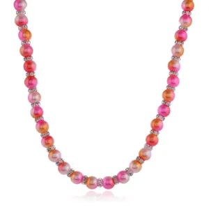 Nahaufnahme der Detailperlenkette mit funkelnden Strass-Abstandshaltern in Rosa.