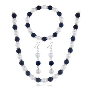 Elegantes schwarz-weisses Perlen Schmuckset mit Halskette Armband und Ohrringen.