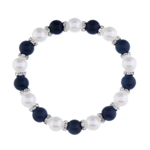 Elegantes schwarz-weißes Perlenarmband Detail mit funkelnden Kristall-Zwischenperlen.
