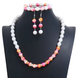 Modisches Kunstperlen Schmuckset mit Halskette, Armband und Ohrringen für Damen.