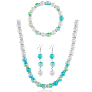 Perlenschmuck Set Detail mit blauen Farbverlauf Perlen und funkelnden Strass Abstandshaltern.