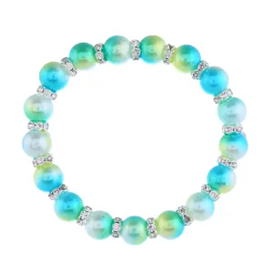 Detailansicht des Perlenarmbands mit Farbverlauf, elegantes blaues und grünes Design.
