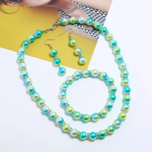 Nahaufnahme des eleganten Farbverlauf Perlen Schmucksets mit funkelnden Strassdetails.