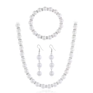 Nahaufnahme Details des eleganten Perlen und Strass Schmucksets mit feiner Verarbeitung.