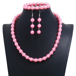 Rosa Kunstperlen Schmuckset mit Halskette Armband und Ohrringen fuer stilvolle Damen.