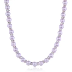 Nahaufnahme der eleganten helllila Perlenkette mit funkelnden Strass-Abstandshaltern.