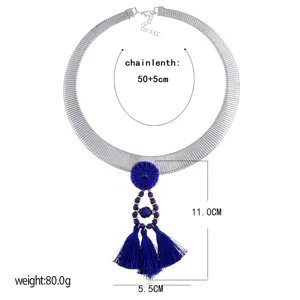 Nahaufnahme der Punk-Metall-Schlangenkette Choker Halskette mit blauem Quasten-Anhänger.