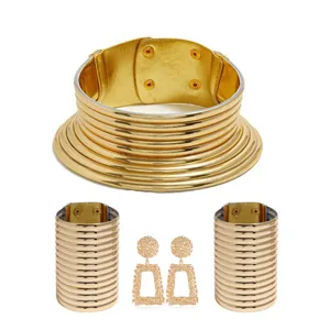 Goldenes ethnisches Metall Halsband Choker, breite Armbänder und geometrische Ohrringe Set.