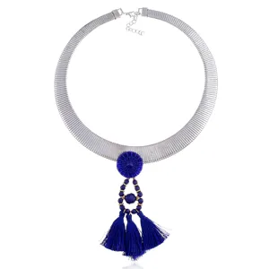 Silberne Schlangenketten Choker Halskette mit royalblauen Perlen und Quasten Anhänger Detail.