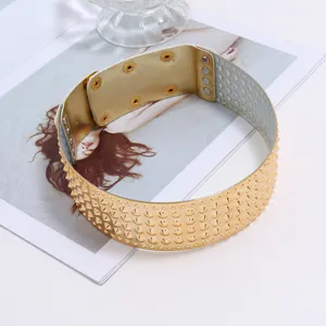 Goldener nieten choker punk kragen breiter metall halschmuck detailansicht damen