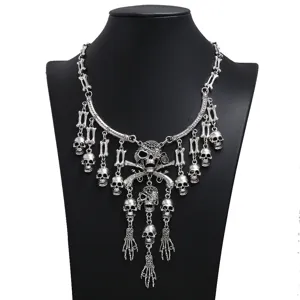 Collar punk gótico de múltiples capas con calavera y borla, cadena de clavícula plateada.