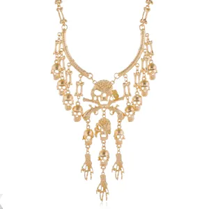 Collar llamativo gótico de calavera y huesos en tono dorado, cadena punk multicapa.