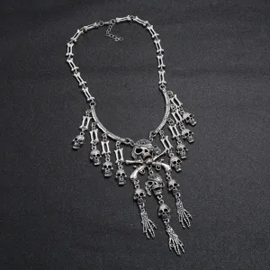 Detalle del collar de borlas de calavera de múltiples capas estilo gótico punk con eslabones.