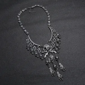 Collar gargantilla gótico vintage multicapa con calavera y colgante de mano fantasma