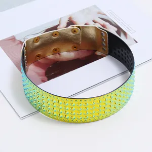 Bunte nietenverstärkte Punk Choker Halskette, auffälliger metallischer Kragen für Damen
